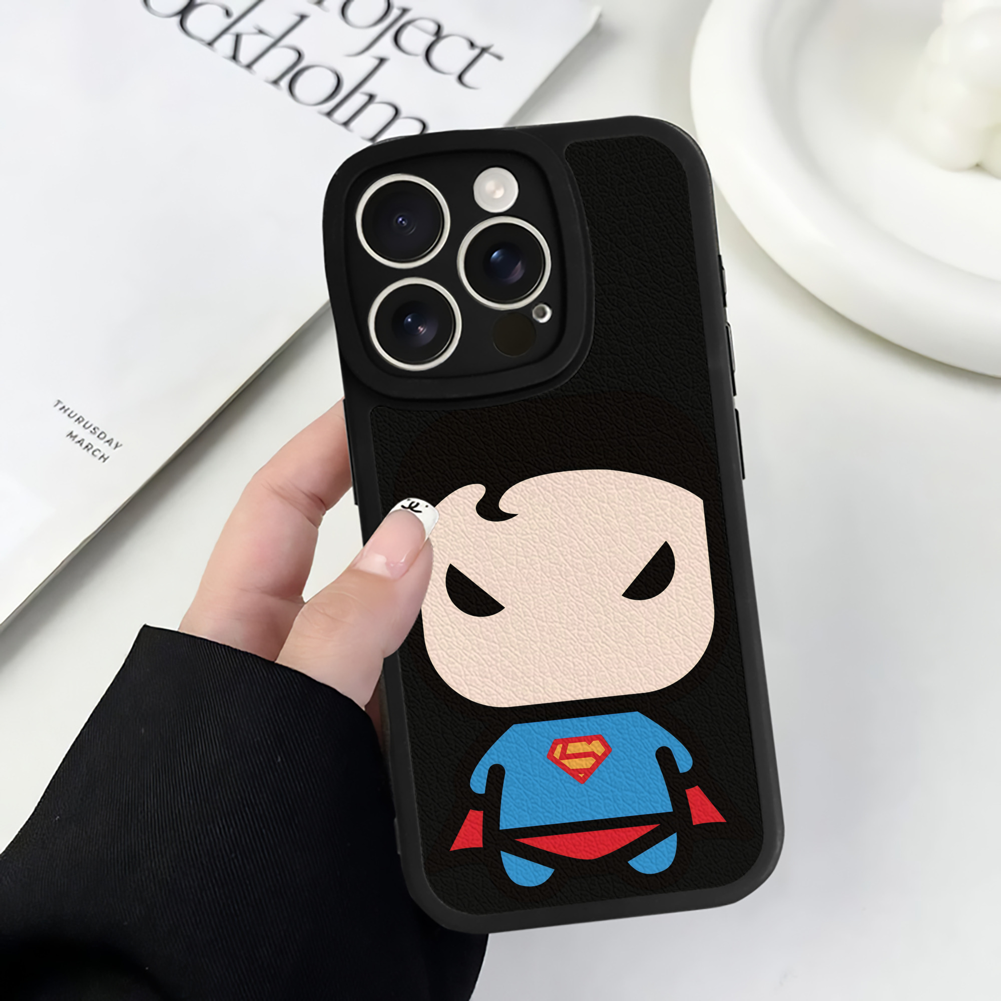 （画像用） アベンジャーズ The Avengers 【iPhone 16シリーズ対応】シリコンスマホケース（レザー調） 材質：シリコン